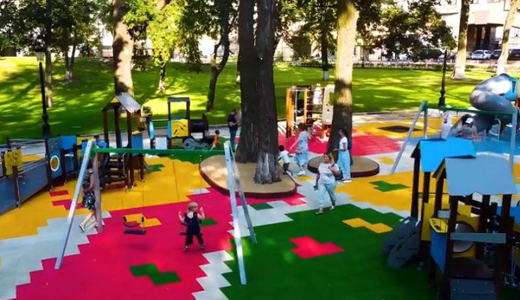 В центре столицы появилась большая современная детская площадка