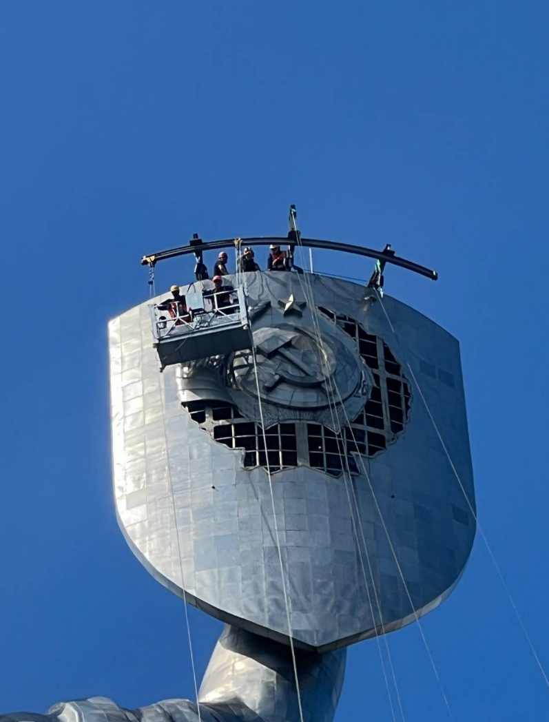 Як проходить демонтаж радянського герба зі щита "Батьківщини-матері" : що вже зробили