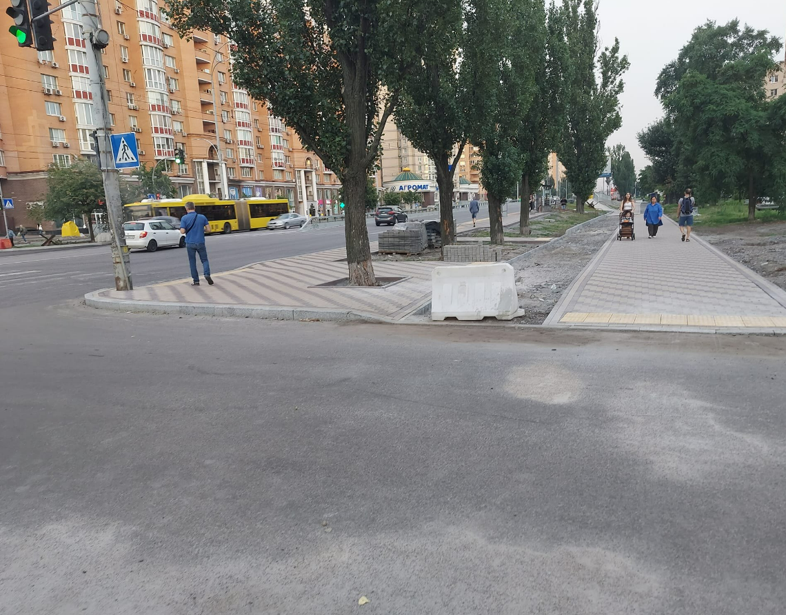 На проспекті Володимира Івасюка почали облаштовувати велодоріжки: фото