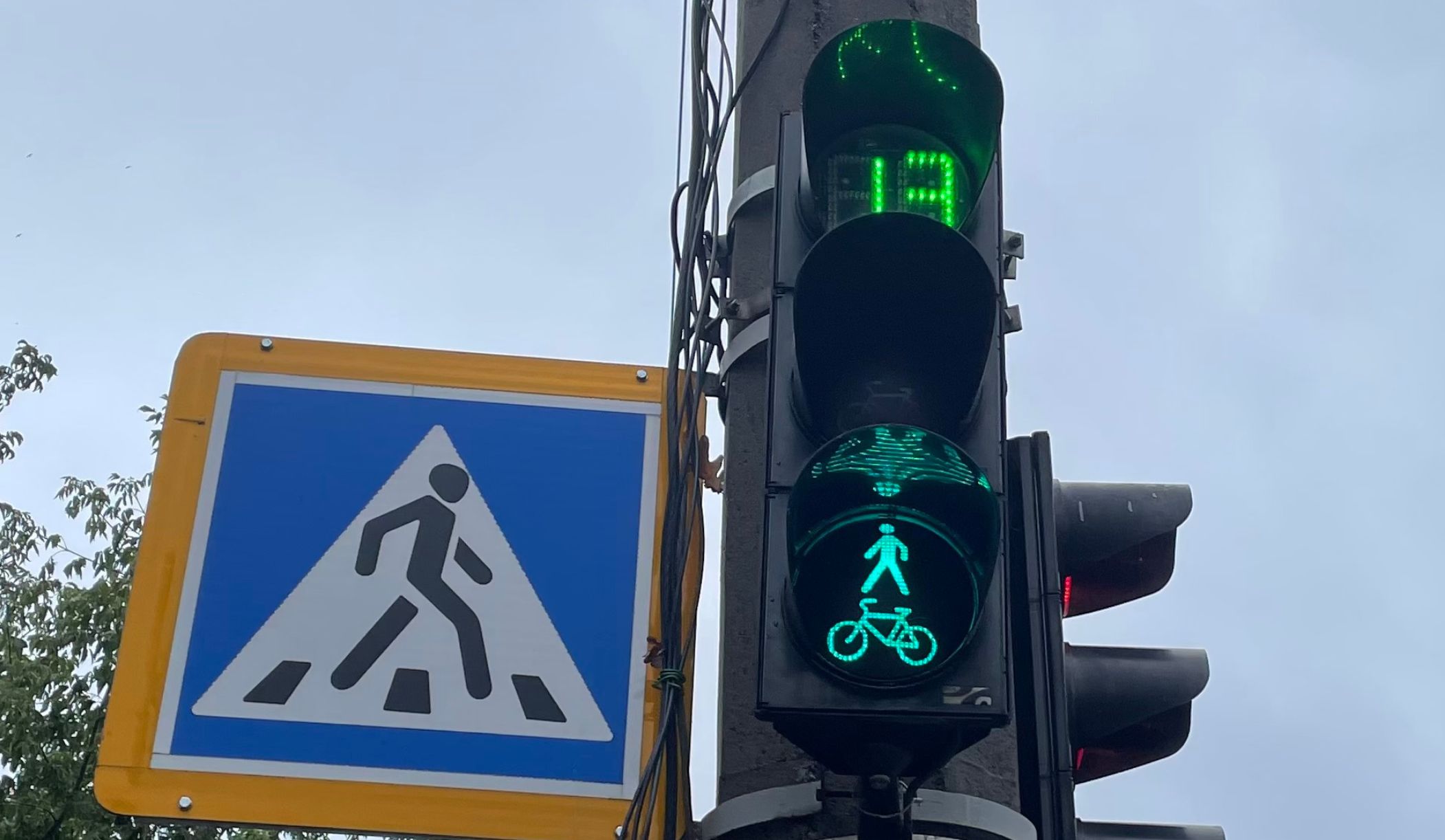 На восьми перехрестях Києва облаштували пішохідно-велосипедні світлофори: адреси