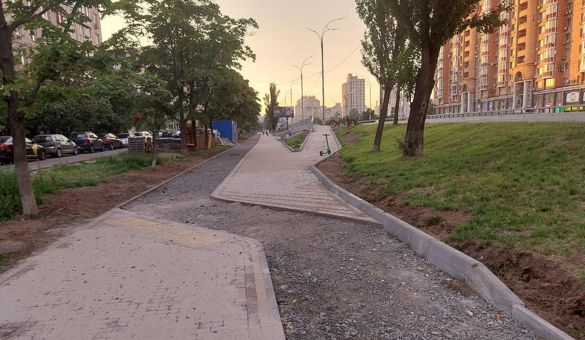 На проспекті Володимира Івасюка почали облаштовувати велодоріжки: фото