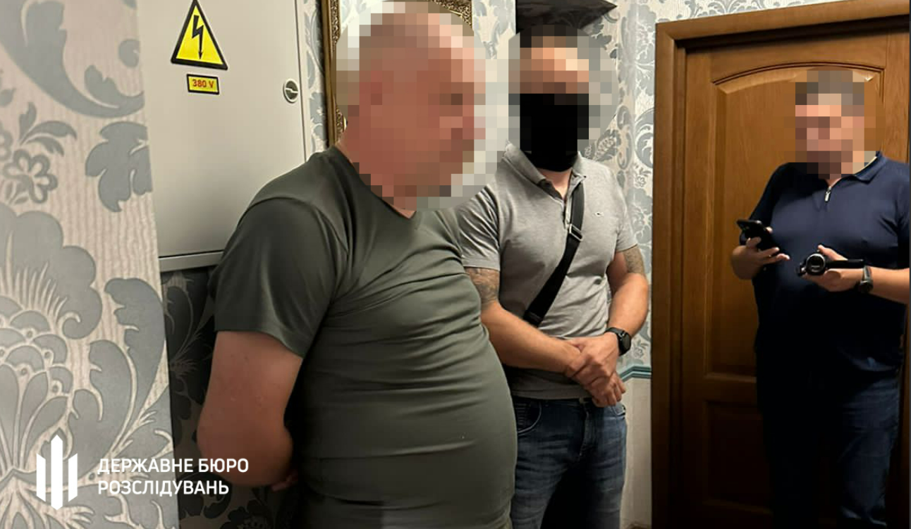 У Києві затримали посадовця КМВА, який за гроші допомагав чоловікам виїхати з України