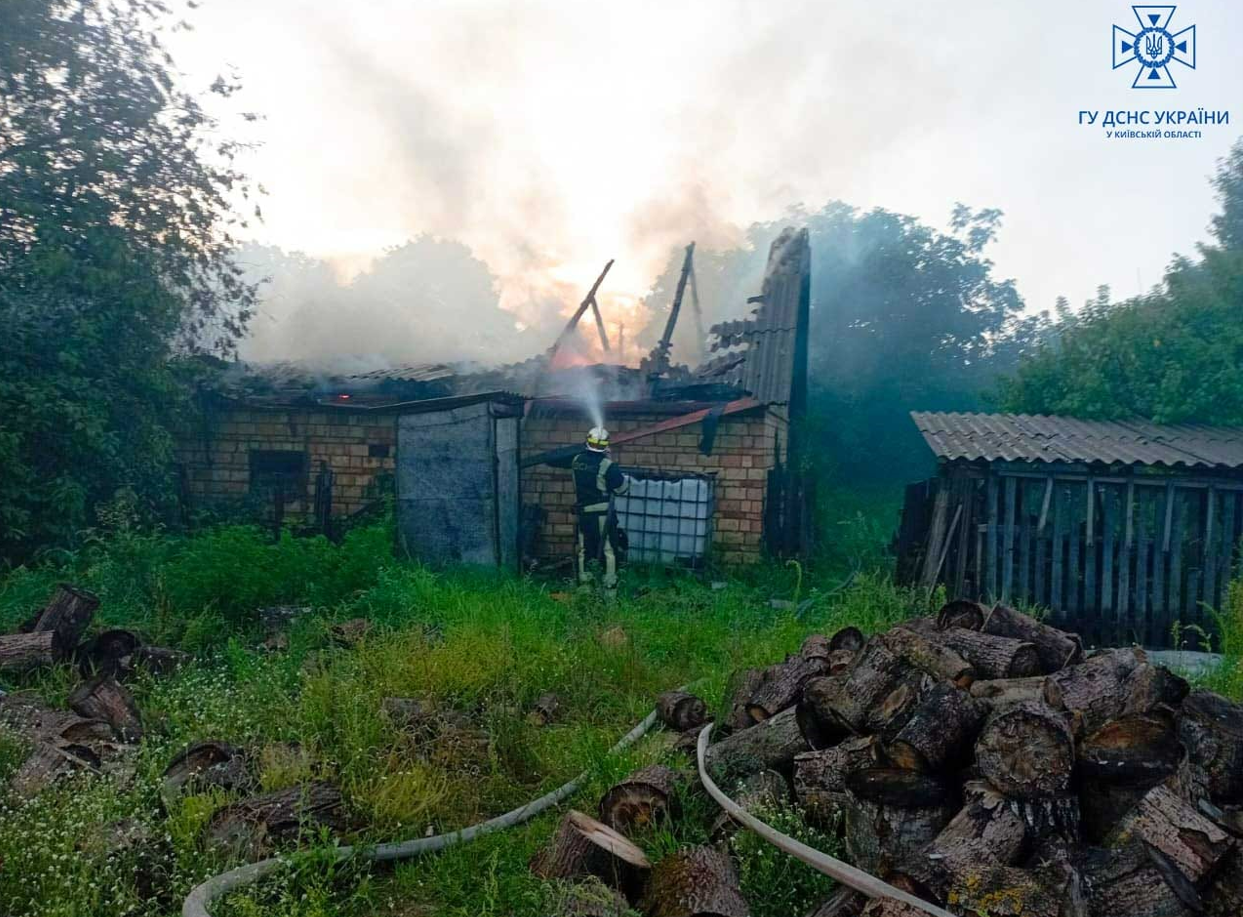 На Київщині блискавка влучила у житловий будинок: фото