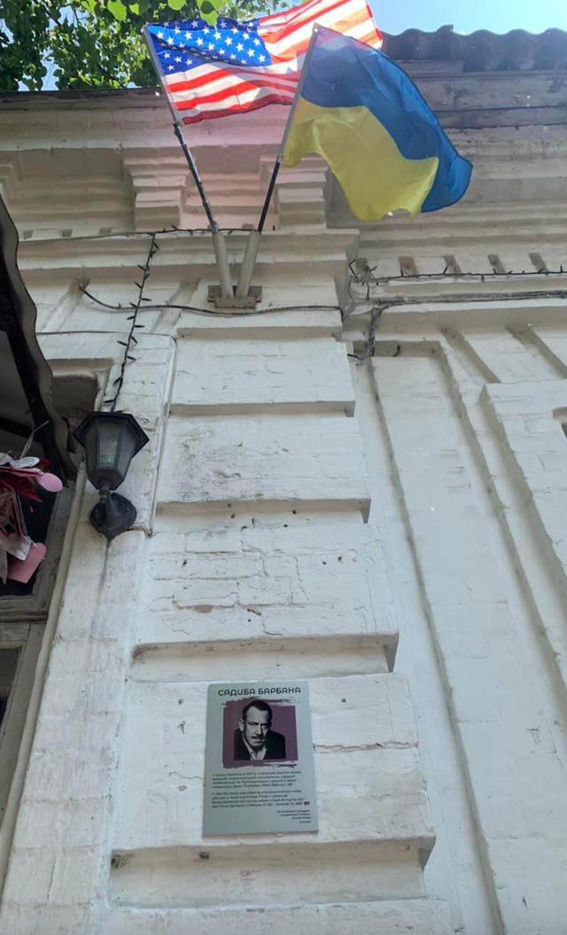 Забудовник зірвав пломбу з садиби Барбана на Обсерваторній в Києві та збив меморіальну табличку Стейнбеку