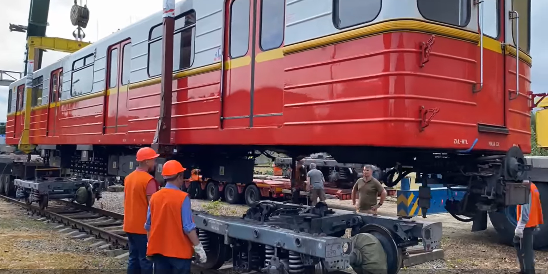 До Києві прибули ще 12 вагонів метро з Варшави: відео