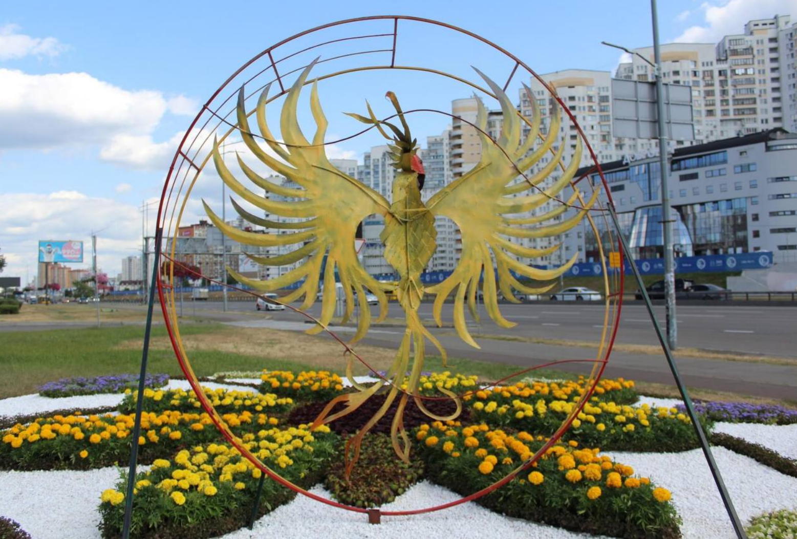 У Києві створили квітник із зображенням птиці "Фенікс": фото