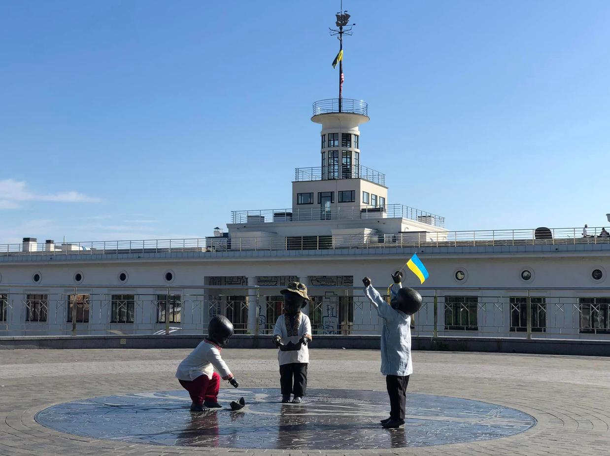 Скульптури малюків-засновників Києва одягнули у вишиванки: фото