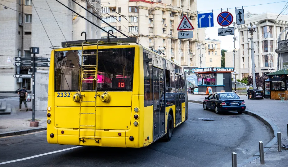 Які зміни є у русі громадського транспорту у центрі Києва 24 серпня