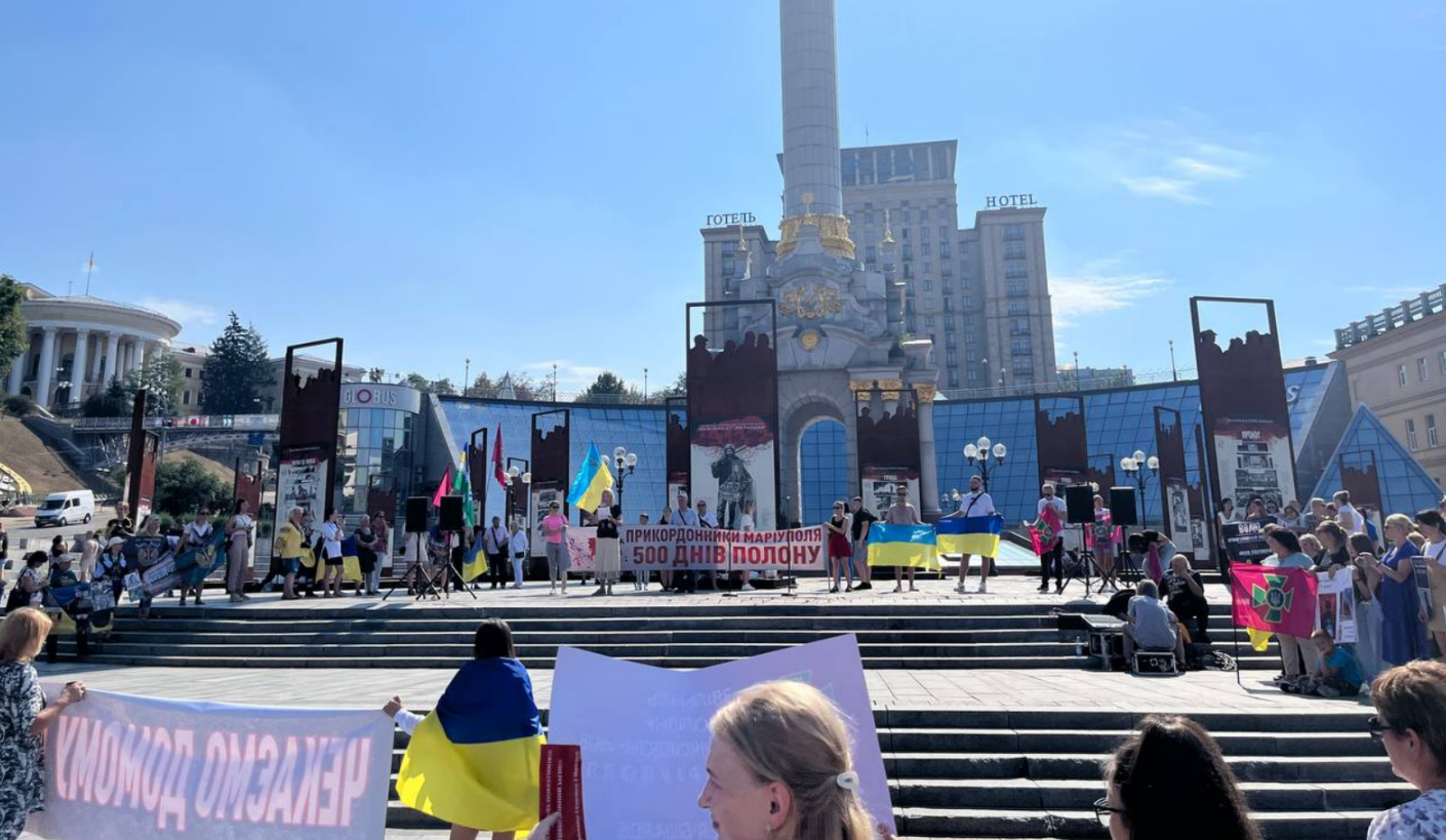 У Києві відбувся мітинг на підтримку захисників Маріуполя: фото