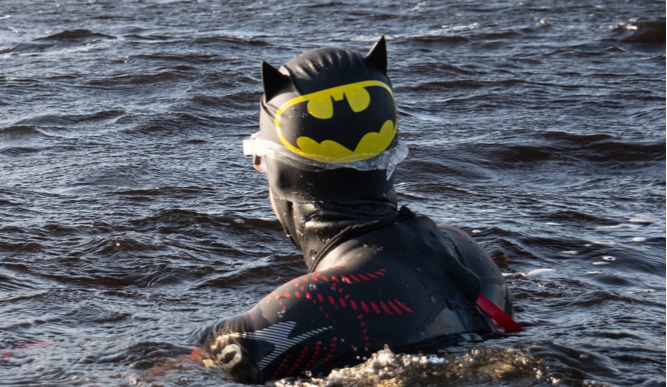 У Києві врятували Бетмена, який намагався переплисти Дніпро: фото