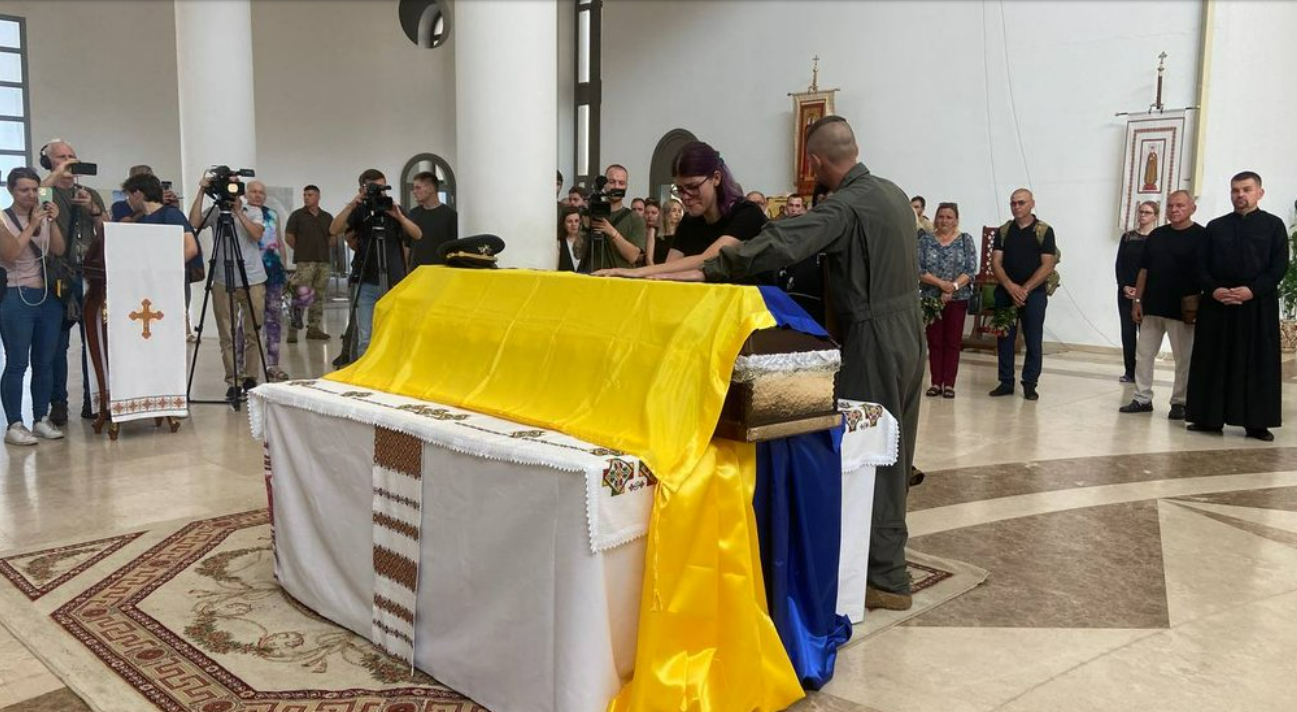 Похорон військового пілота Джуса у Києві: фото з прощання