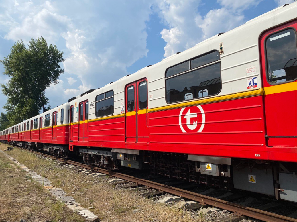 До Києва прибули шість вагонів варшавського метро: фото