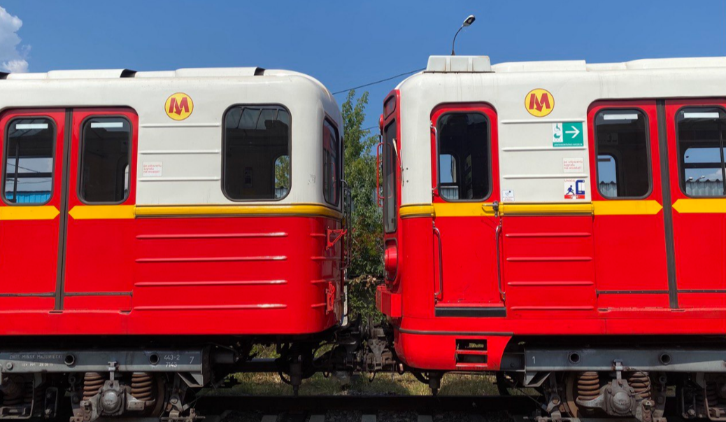 До Києва прибули 36 вагонів варшавського метро: фото
