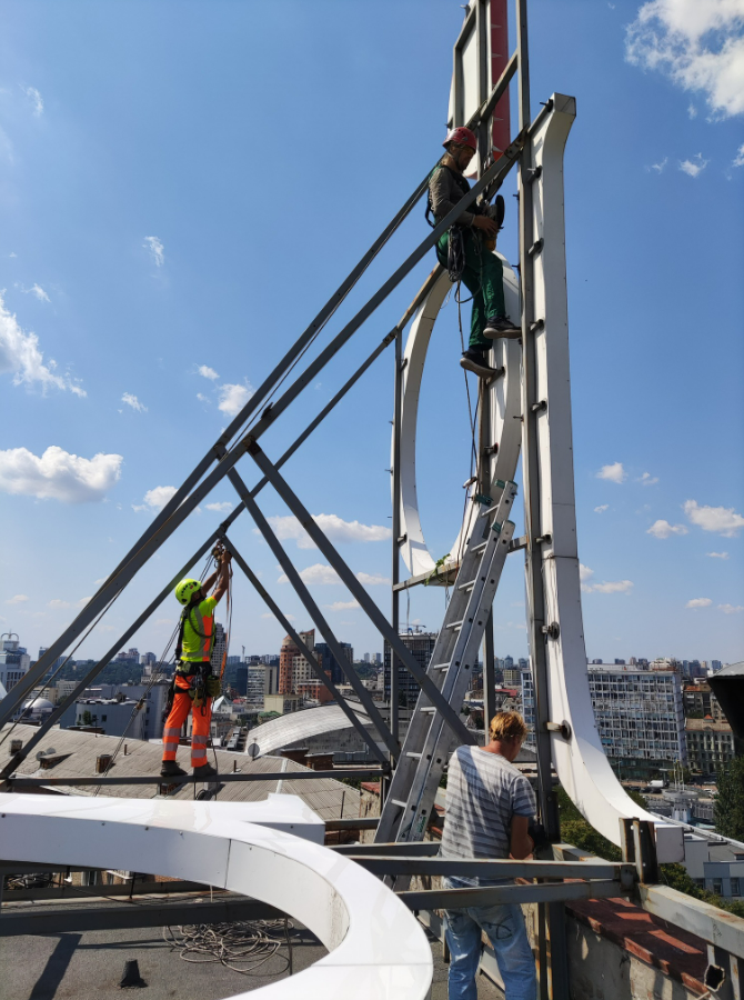 У центрі Києва демонтували рекламу висотою 8 метрів: фото, відео