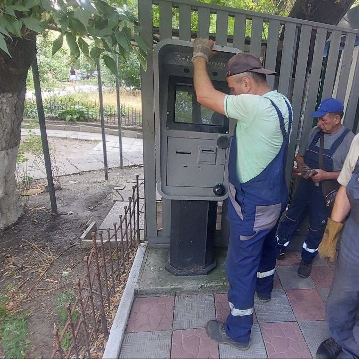 У Києві розпочали демонтаж терміналів самообслуговування: фото та подробиці