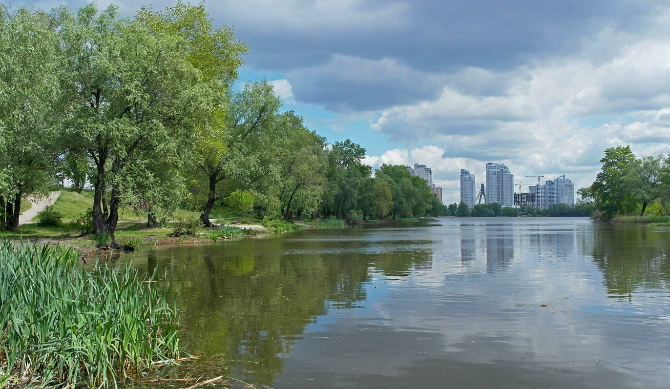 На Оболоні біля озера Вербне продовжать капітальний ремонт парку відпочинку: деталі