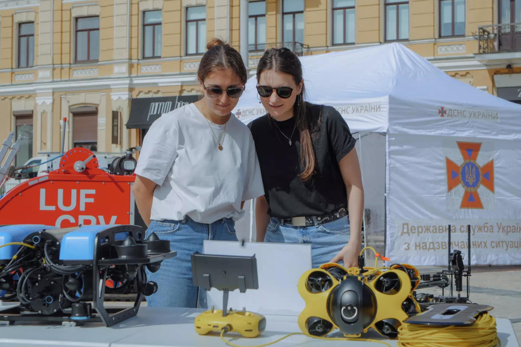 На Софійській площі в Києві проходить виставка дронів та роботизованої техніки: фото