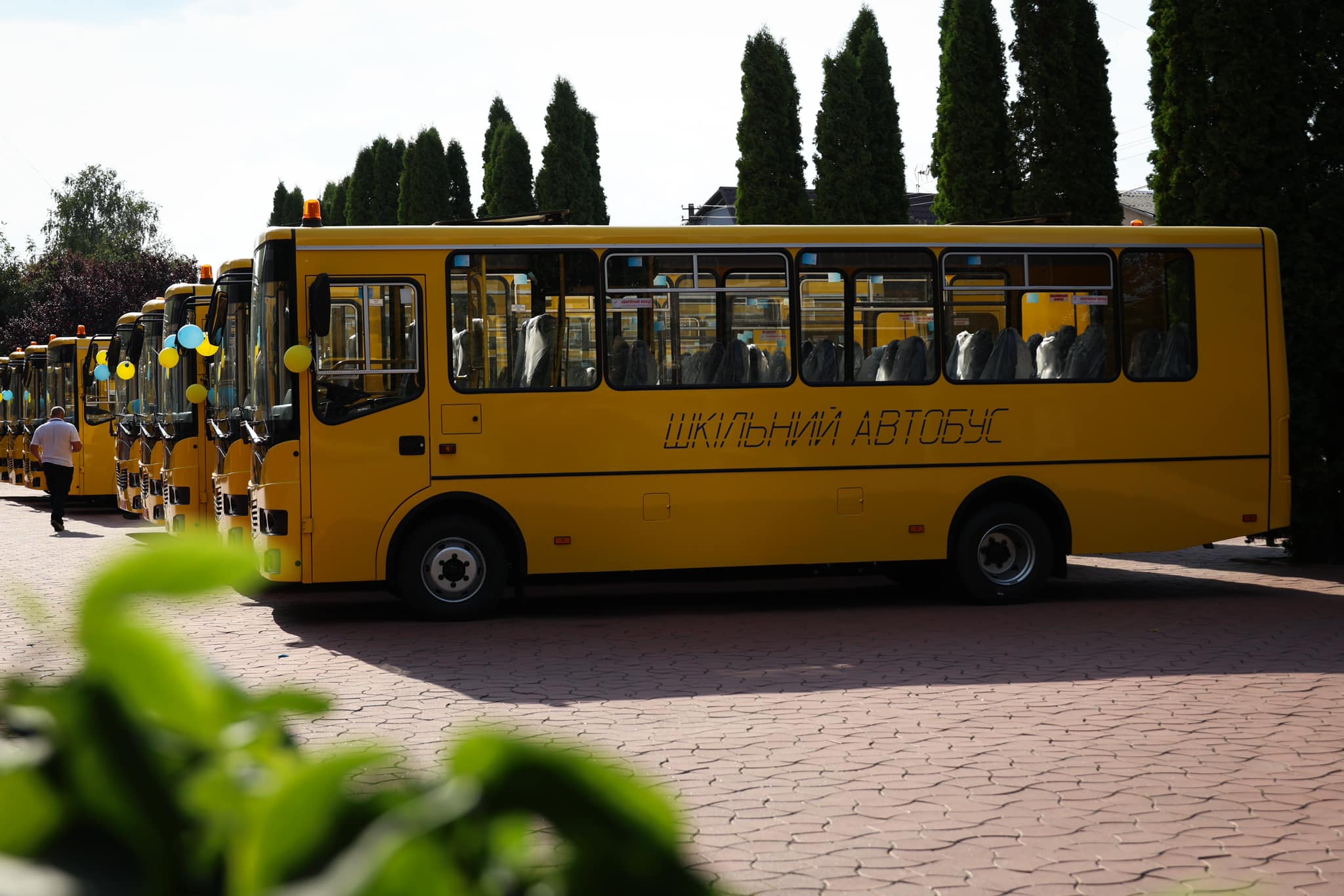 10 громад Київщини отримали 10 нових шкільних автобусів: подробиці