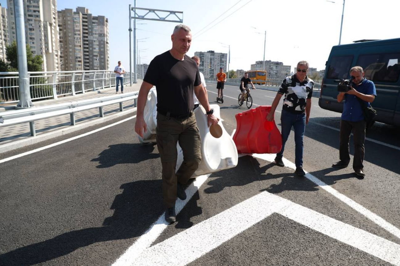 На Оболоні відкрили рух з'їздами розв'язки нового шляхопроводу на Богатирській: фото