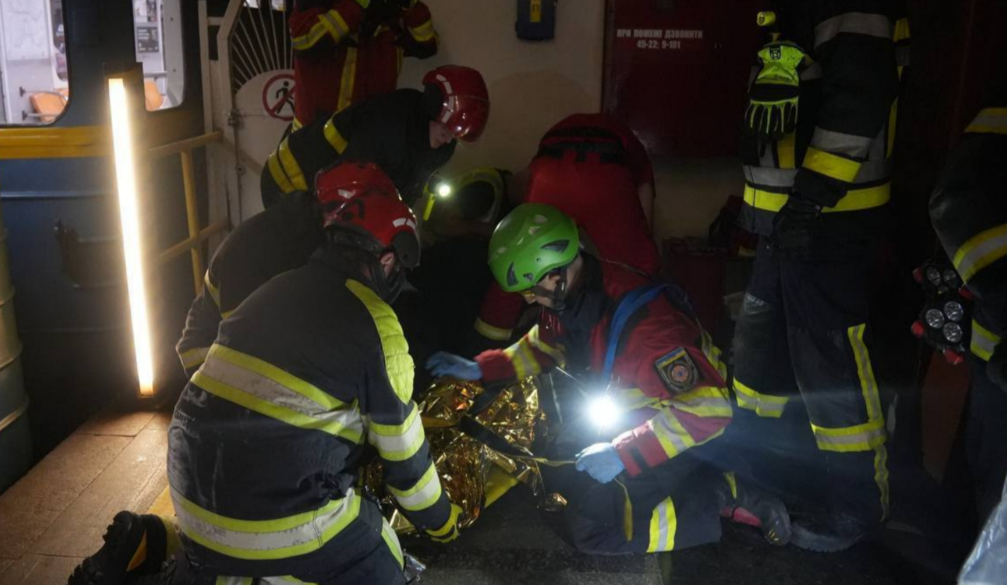 На станції метро Університет пасажир потрапив під вагон метро: подробиці