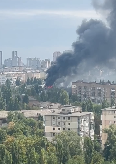 На Солом'янці на даху п'ятиповерхівки спалахнула пожежа