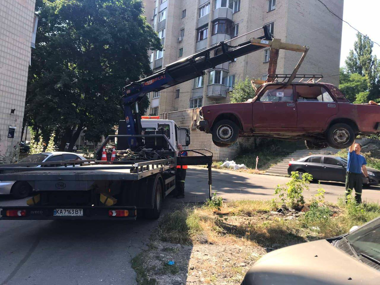 З вулиць Києва продовжують прибирати покинуті та пошкоджені авто: подробиці