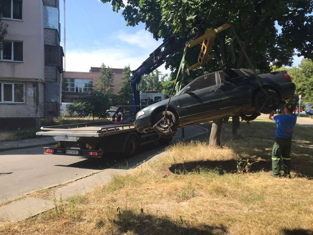З вулиць Києва продовжують прибирати покинуті та пошкоджені авто: подробиці