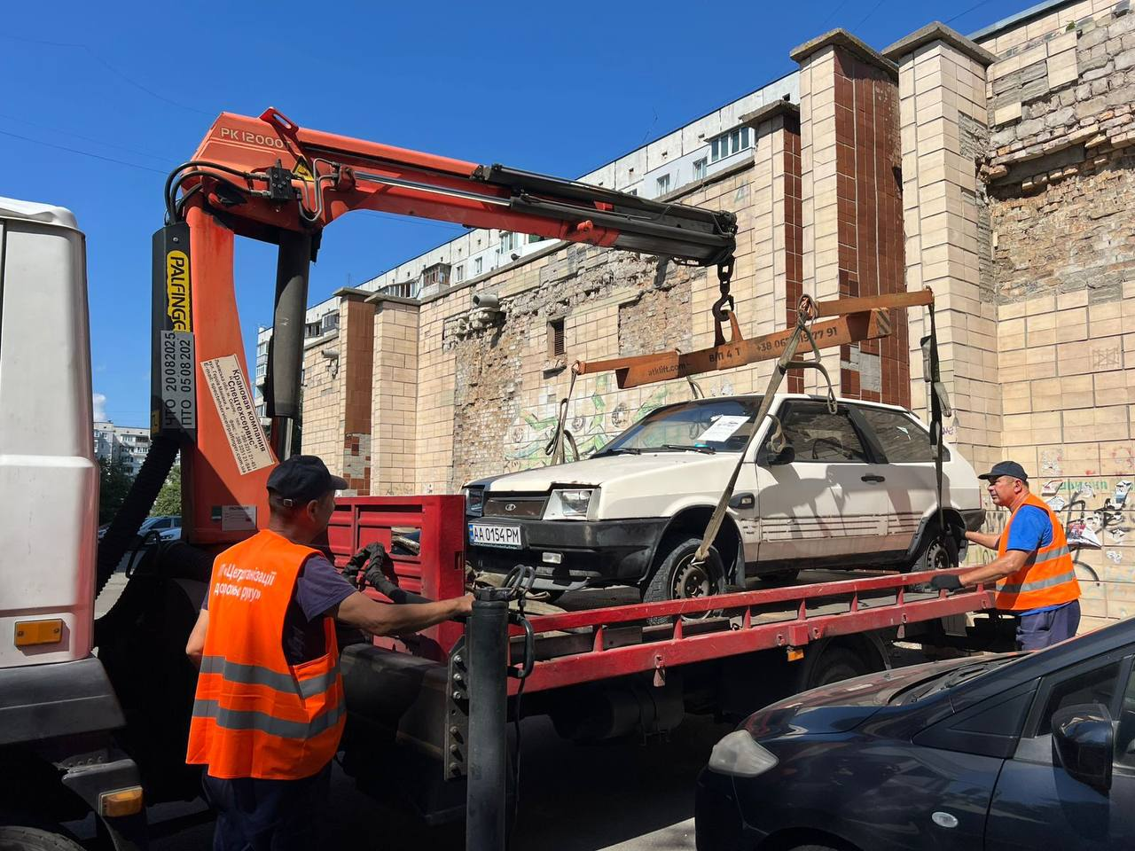 З вулиць Києва продовжують прибирати покинуті та пошкоджені авто: подробиці