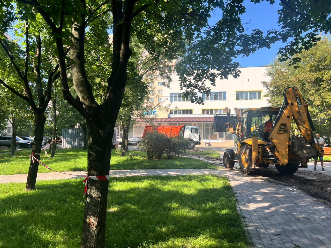 У Дніпровському районі Києва ремонтують сквер на вулиці Шептицького: подробиці