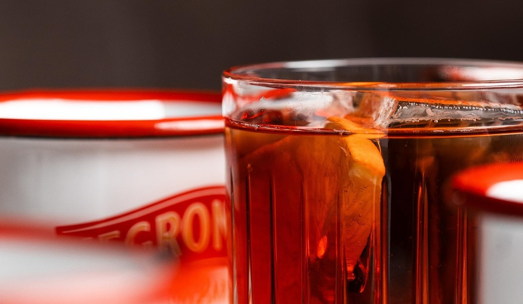 Коктейльні бари Києва, де можна випити Negroni: меню, ціни та адреси