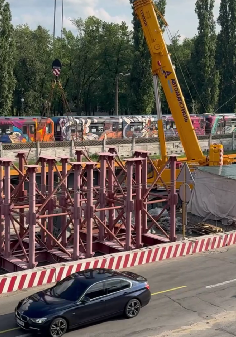У Києві триває реконструкція шляхопроводу біля метро "Дарниця"