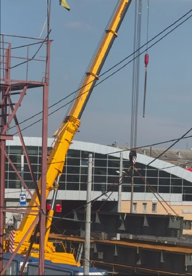 У Києві триває реконструкція шляхопроводу біля метро "Дарниця"