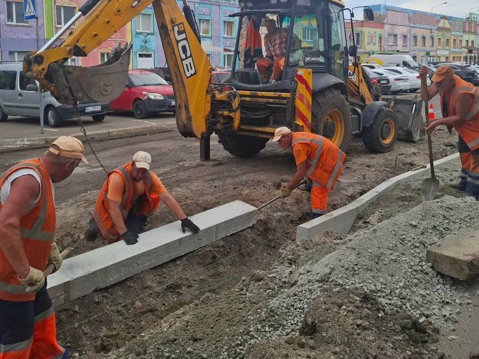 У Деснянському районі Києва облаштовують пониження на пішохідних переходах: фото