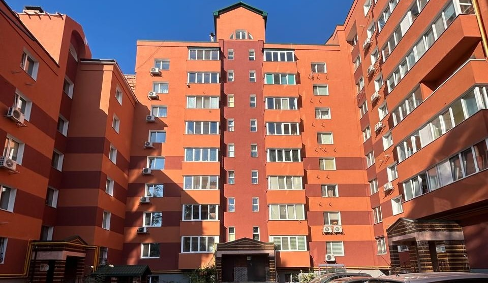 В Ірпені на Київщині завершують капремонт будинку, пошкодженого влучанням російських боєприпасів