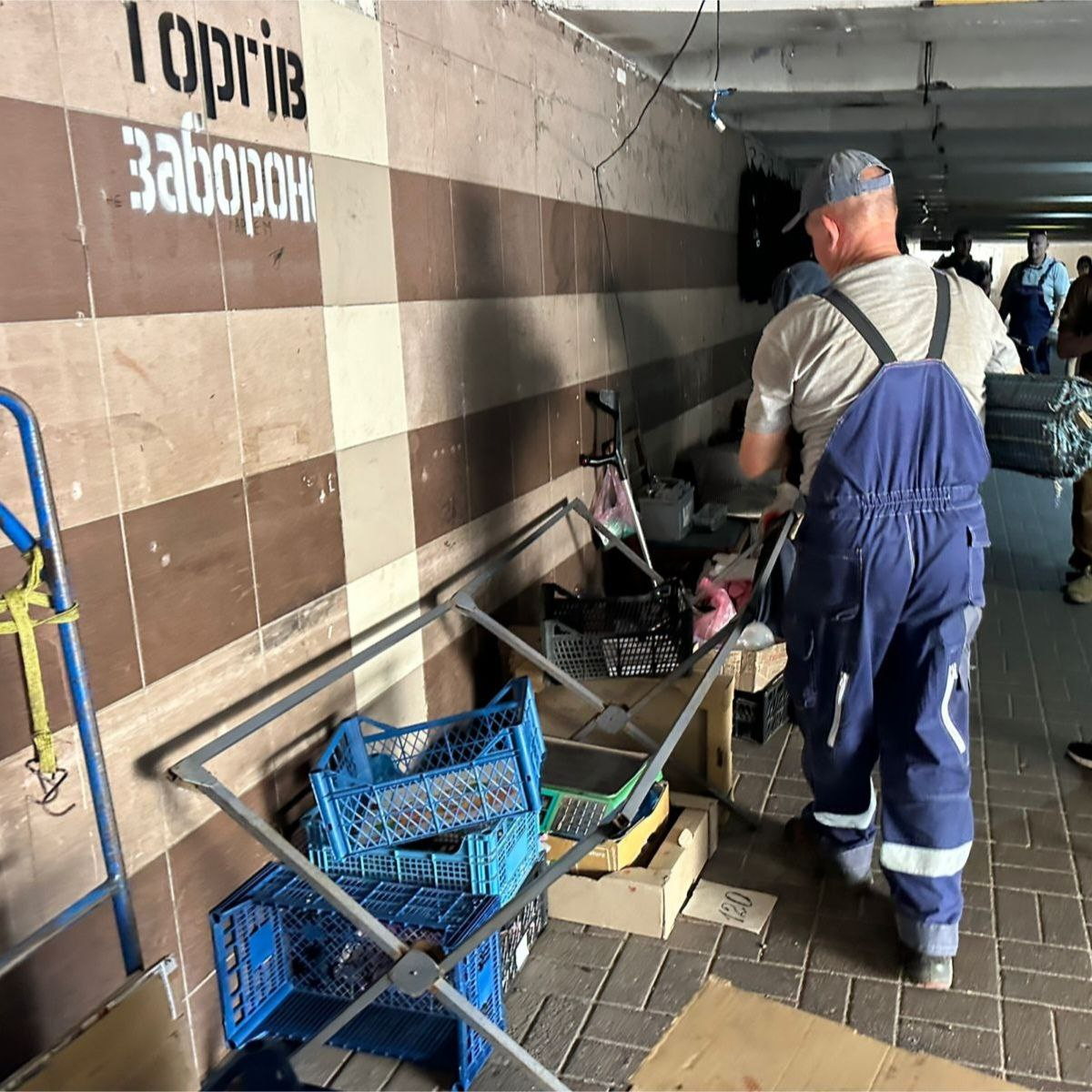 Біля станції метро "Житомирська" у Києві демонтували незаконні торгові точки: фото