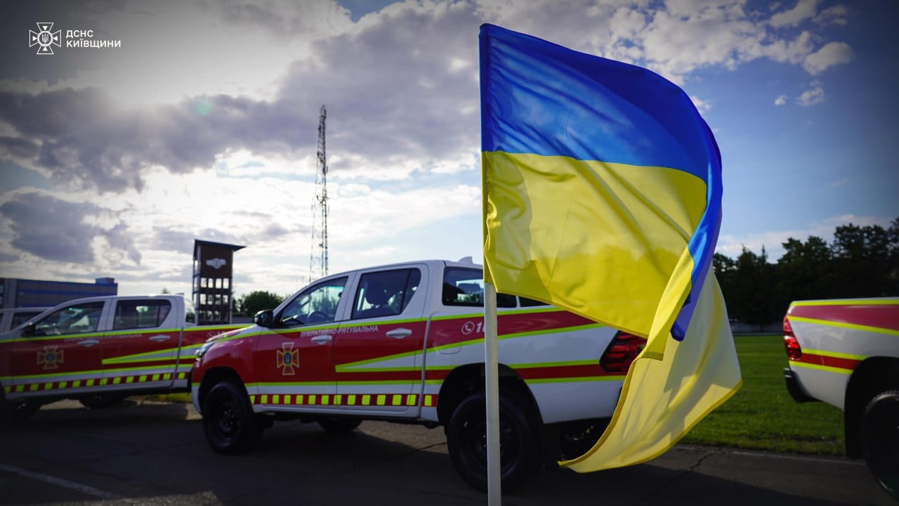 Рятувальники Київщини отримали нову техніку та мобільні штаби: фото