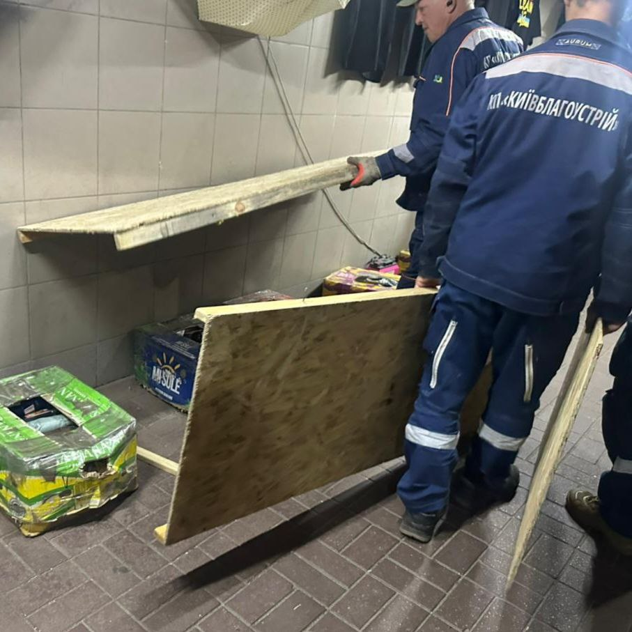 Біля станції метро "Житомирська" у Києві демонтували незаконні торгові точки: фото