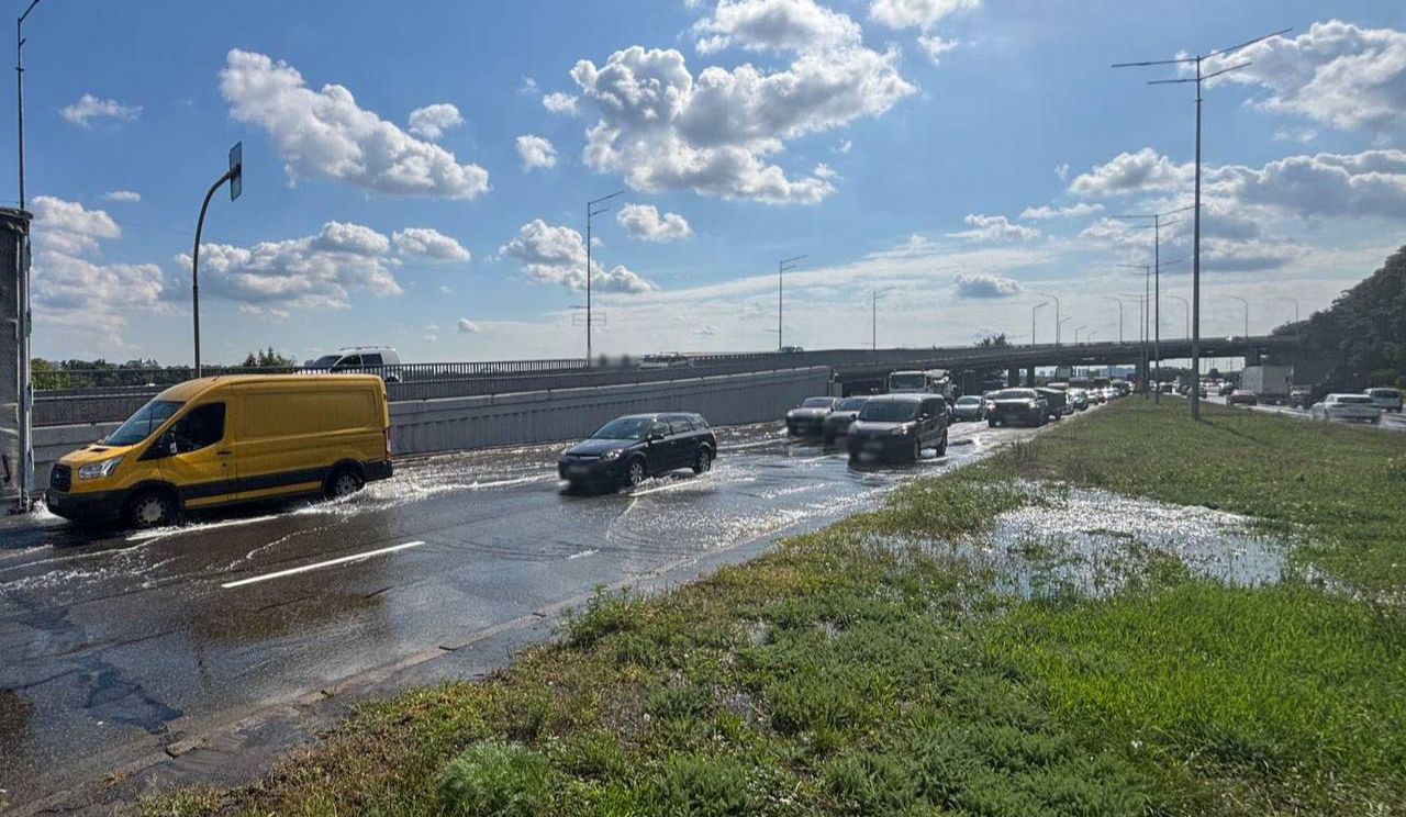 На Набережному шосе у Києві ремонтують водопровід: частково обмежили рух транспорту