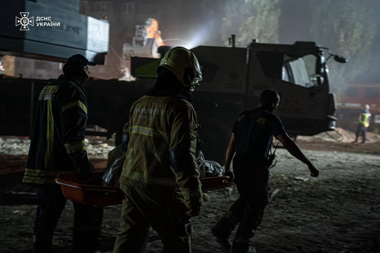 У Києві триває ліквідація наслідків російського обстрілу,