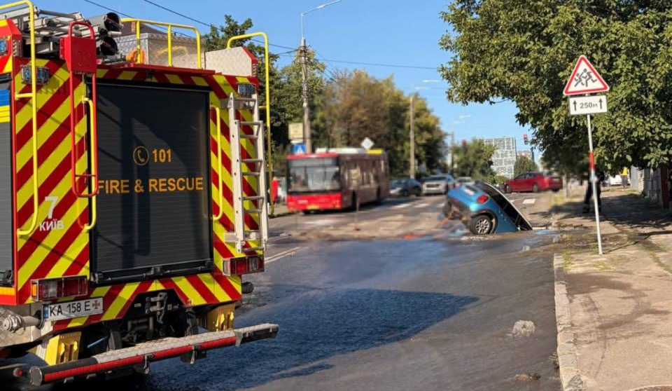 У Подільському районі аварія на водопроводі: рух обмежили, кілька адрес без води