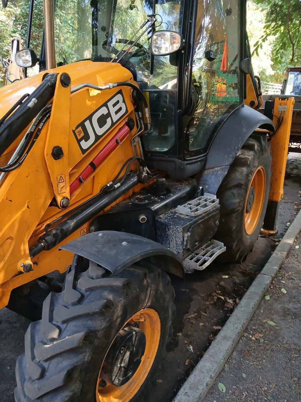 Дерева на Теремках вирубують технікою для ЗСУ: у "Київзеленбуді" заперечують