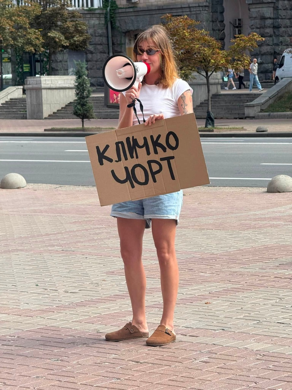Дерева на Теремках вирубують технікою для ЗСУ: у "Київзеленбуді" заперечують