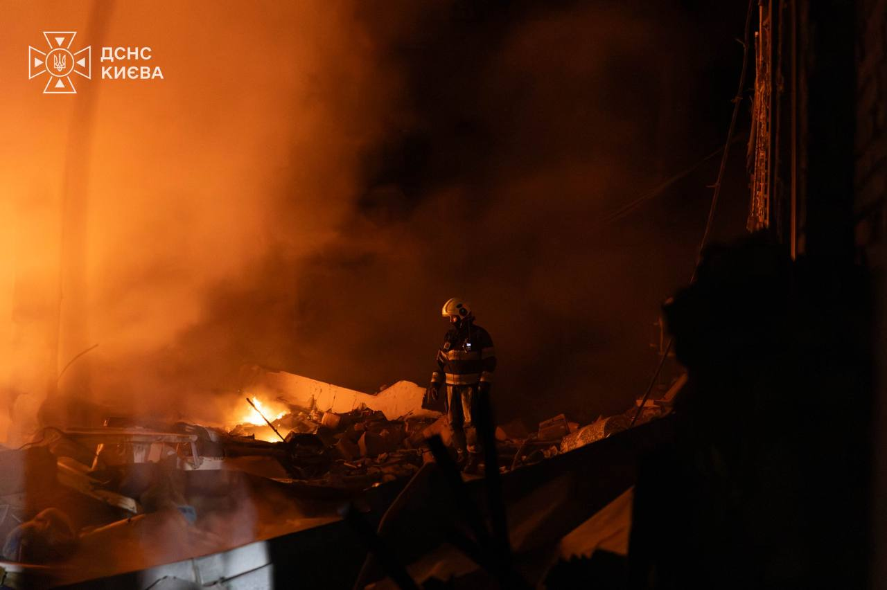 Які наслідки нічного удару балістикою по Києву: фото та подробиці
