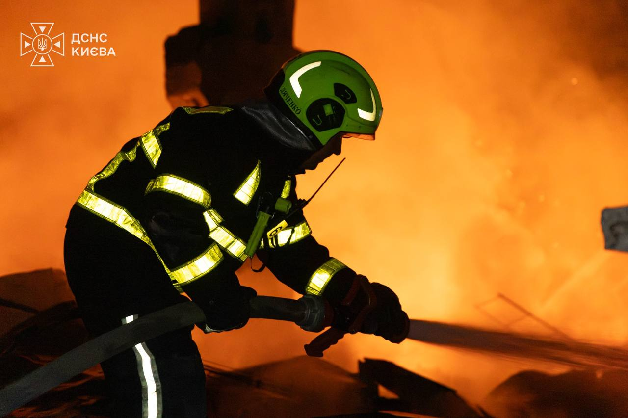 Які наслідки нічного удару балістикою по Києву: фото та подробиці