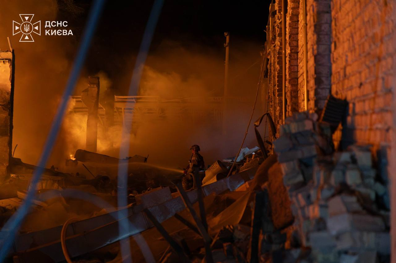 Фото: ДСНС Києва Які наслідки нічного удару балістикою по Києву: фото та подробиці