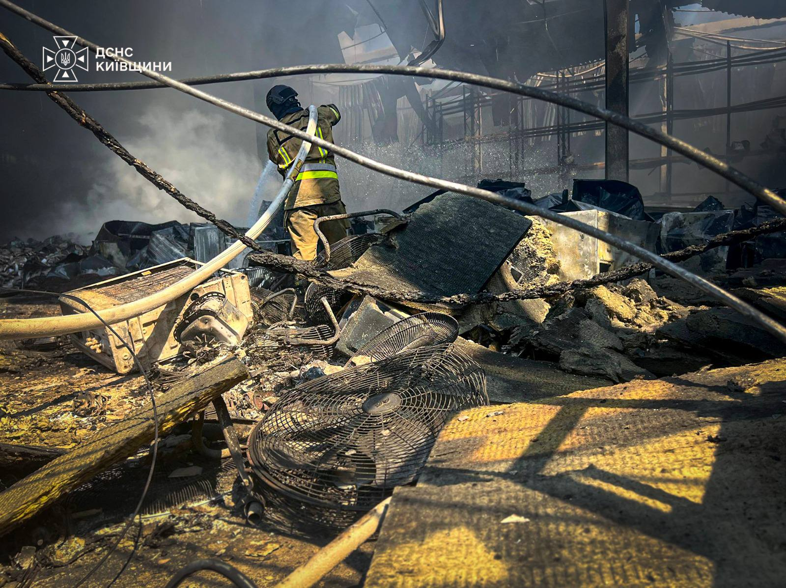 Фото: ДСНС Київщини На Київщині триває гасіння пожеж після російського обстрілу: фото та відео