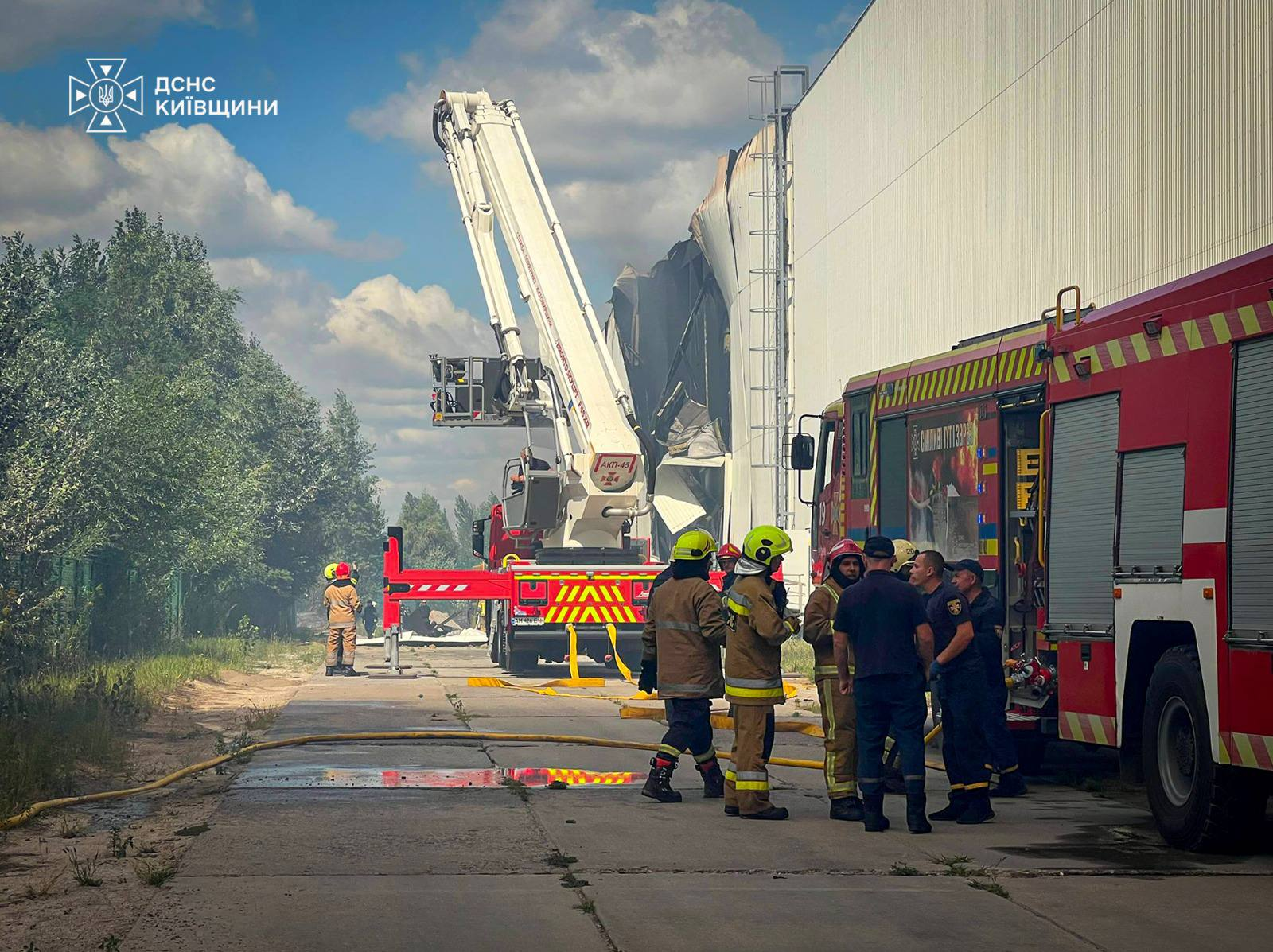 Фото: ДСНС Київщини На Київщині триває гасіння пожеж після російського обстрілу: фото та відео