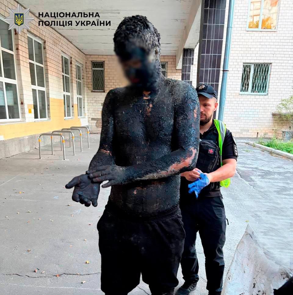 Фото: поліція Києва Киянин заліз у бочку зі смолою, щоб стати непомітним у темряві та пограбувати магазин