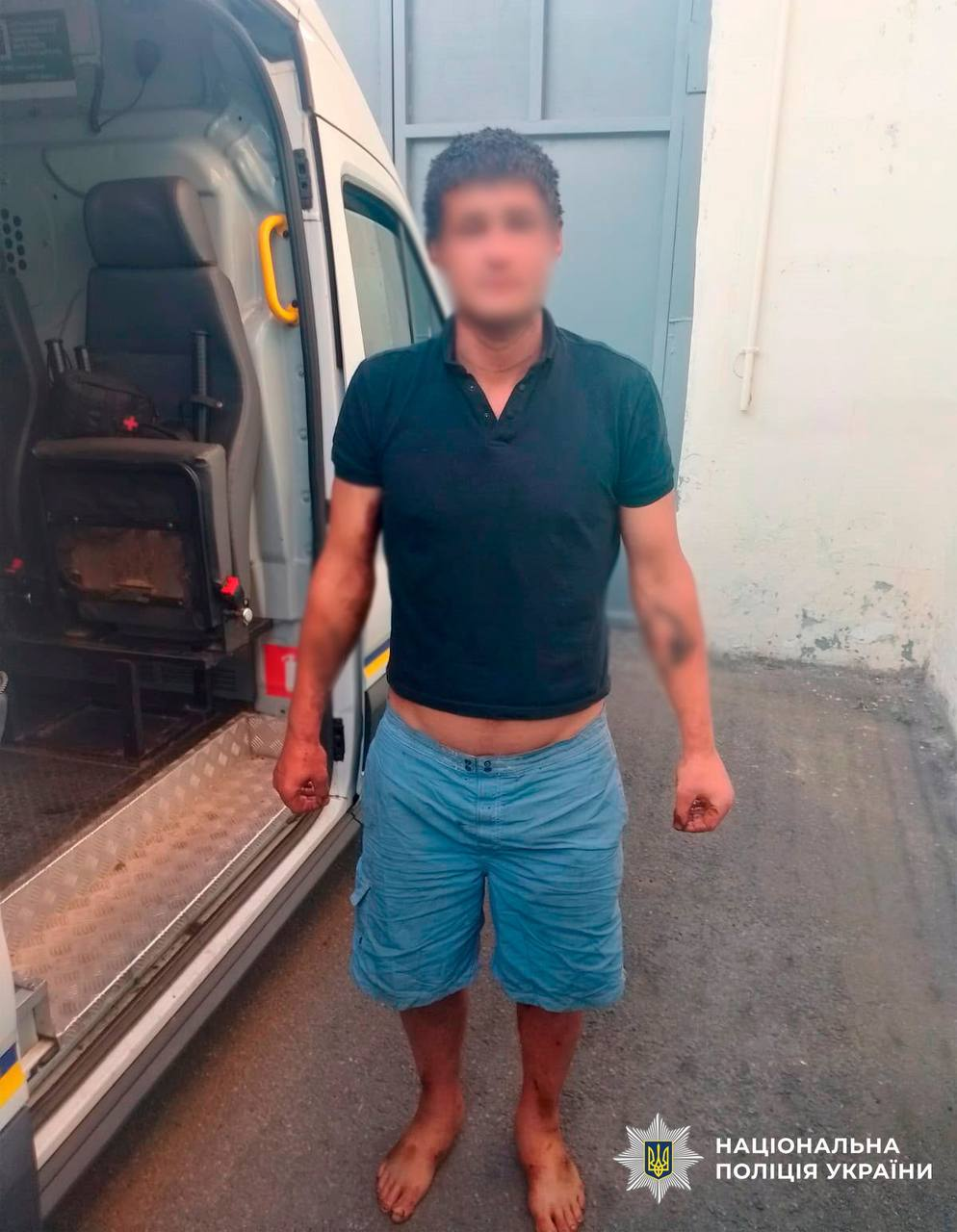 Фото: поліція Києва Киянин заліз у бочку зі смолою, щоб стати непомітним у темряві та пограбувати магазин