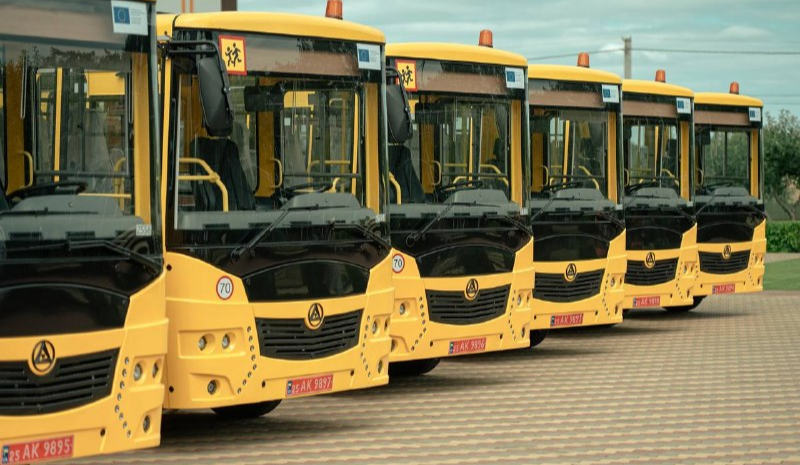 Ще 6 громад Київської області отримали нові шкільні автобуси